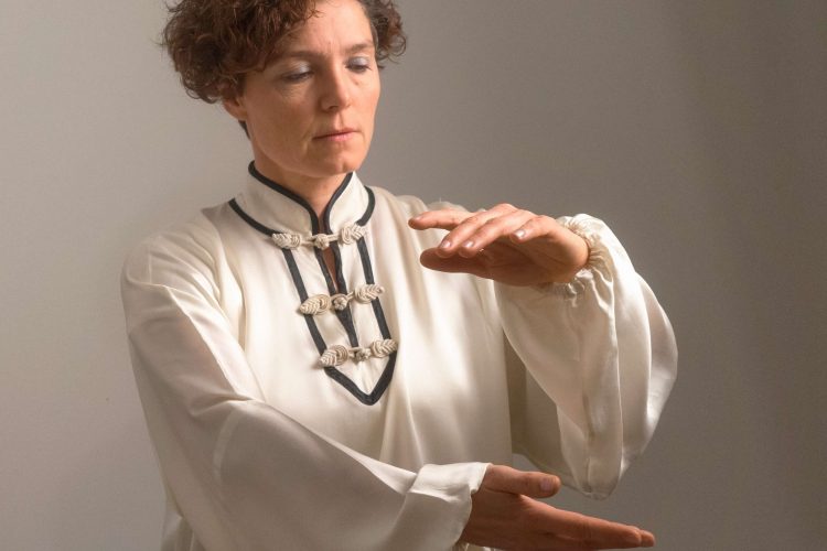 posizione Bao Qi Gong: mani sovrapposte